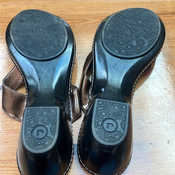 Rockport Brown Sandals with Leather Straps and Decorative Rosette - Picture 7 of 9